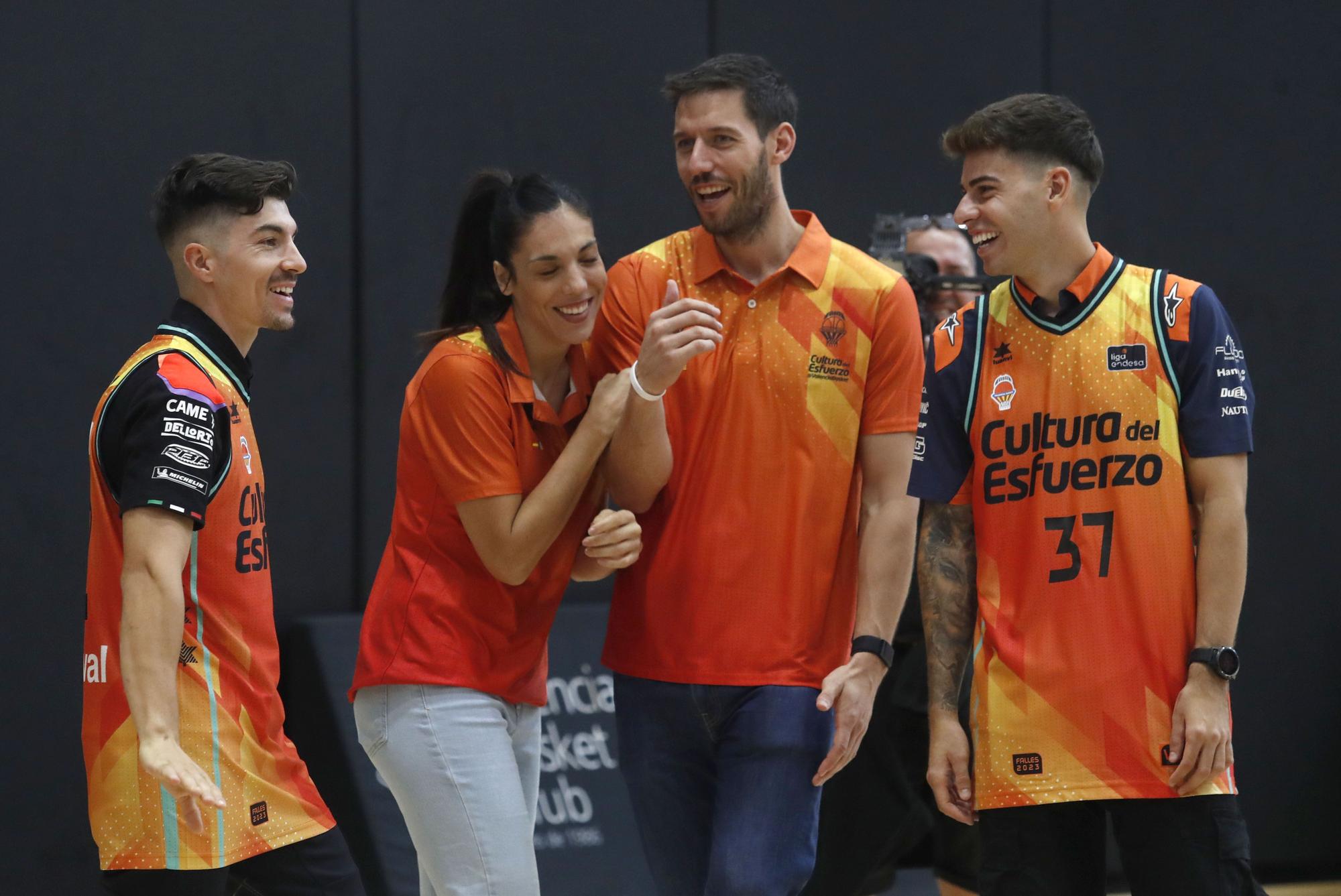 Los pilotos del Mundial de Motociclismo juegan a baloncesto en L´Alqueria del Basket