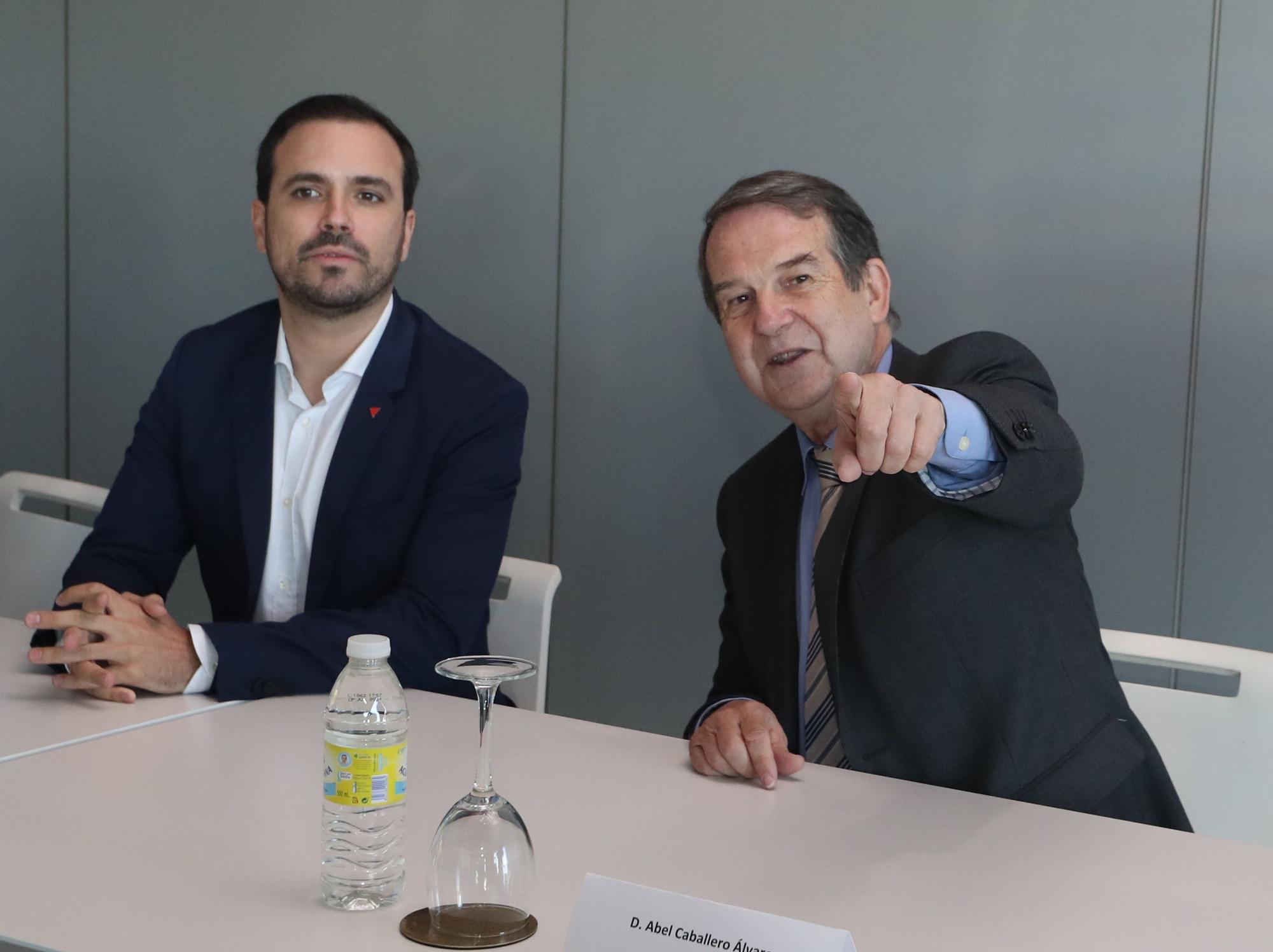 El ministro Alberto Garzón visita el Laboratorio Nacional de Biotoxinas Marinas de Vigo