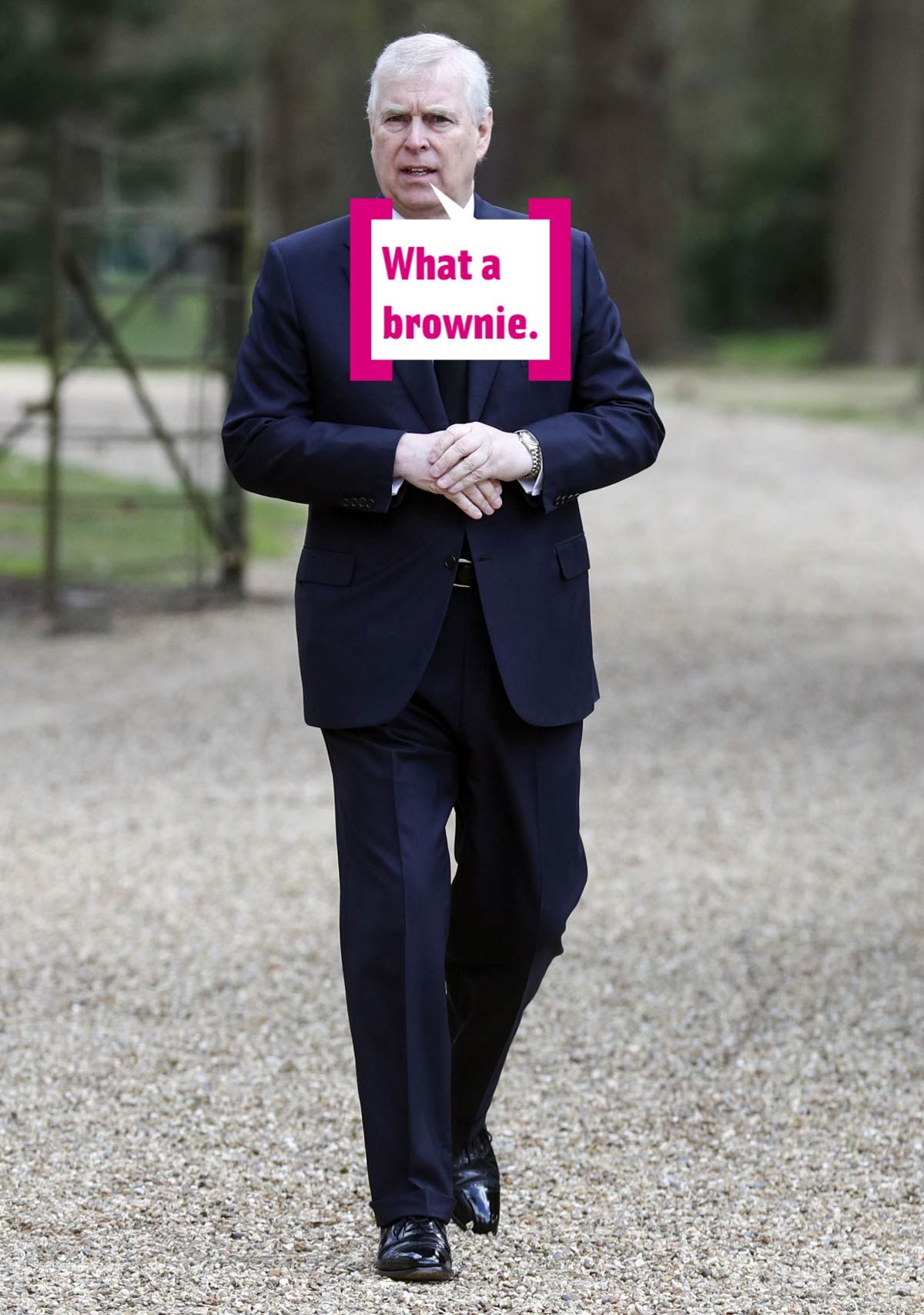 El príncipe Andrés con bocadillo Cuore paseando por la calle