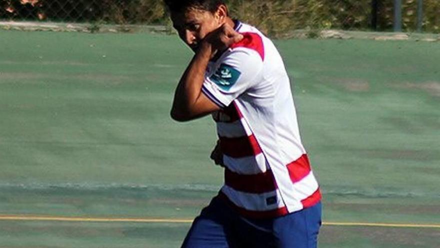 Matheus celebra un gol con el Granada B.