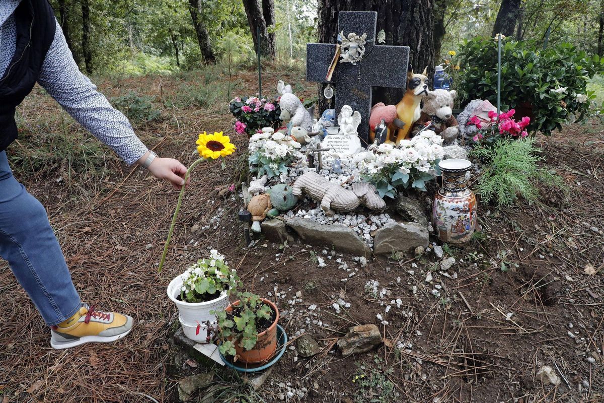 Altar en homenaje a Asunta en la piesta forestal de Teo donde fue hallado su cuerpo sin vida
