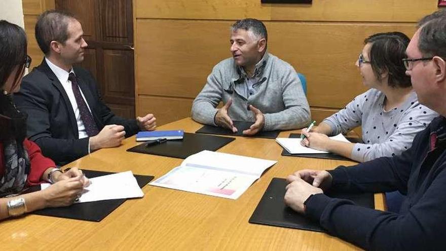 Reunión entre representantes municipales y de la Feira Internacional de Galicia.