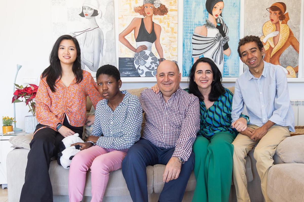 La familia, al completo. De izquierda a derecha, María, Míriam, Luis Barrera, Setefilla García y Hamma.