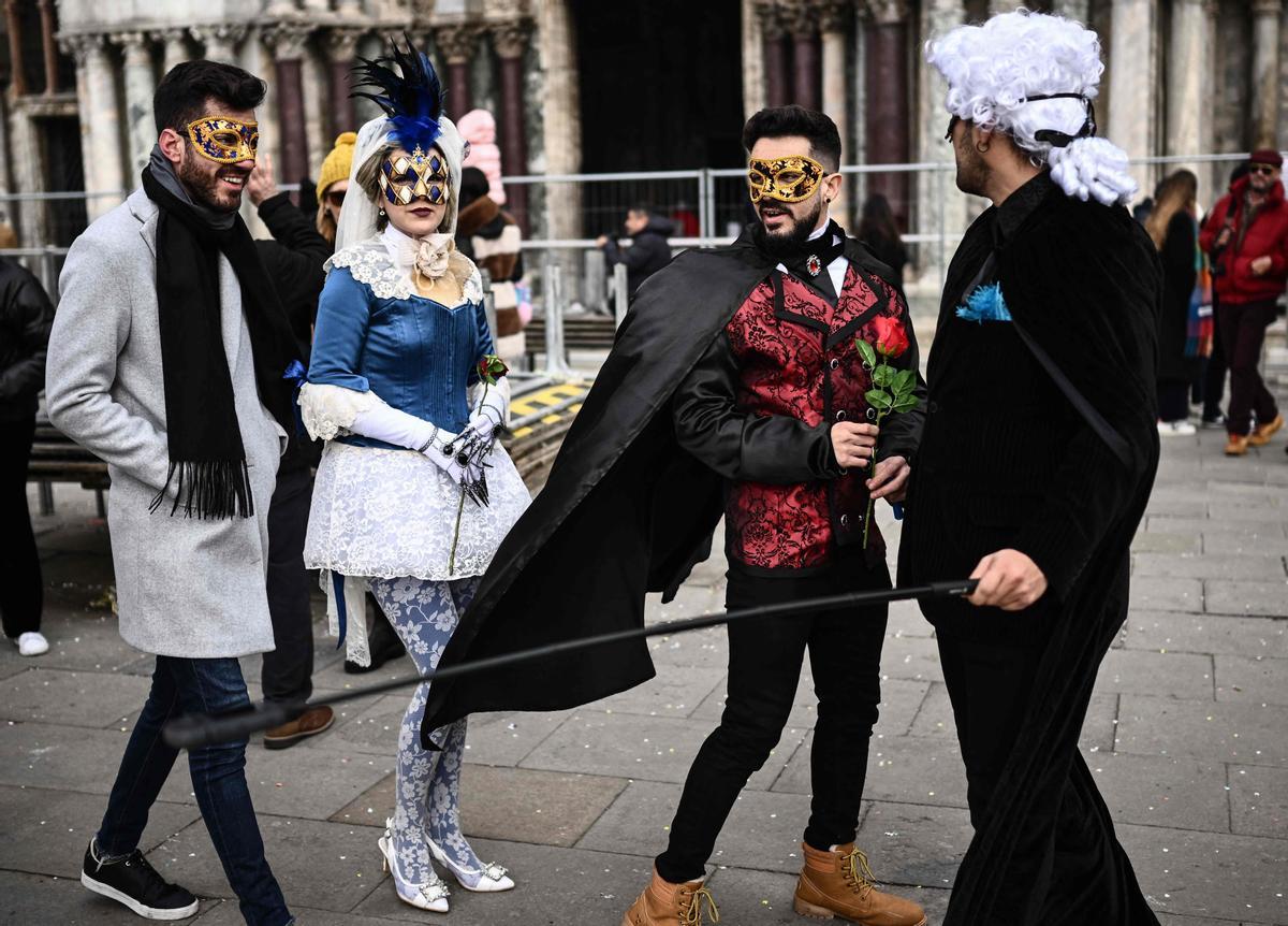 Trajes tradicionales desfilan durante el carnaval de Venecia