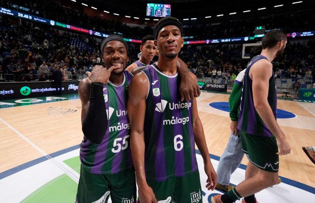 Kendrick Perry, Tyson Pérez y Kameron Taylor celebran el triunfo cajista.