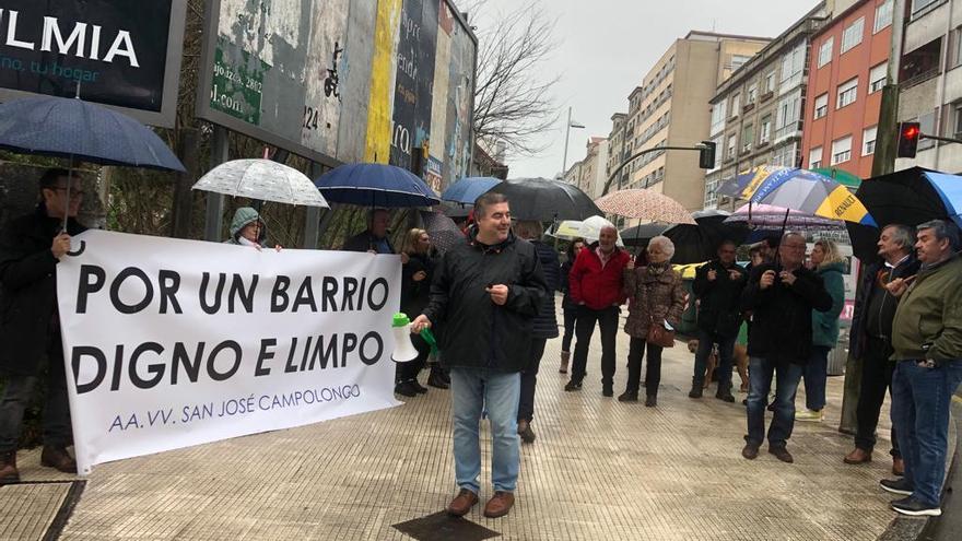 Vecinos de Campolongo protestan para que el Concello actúe en un barrio &quot;olvidado&quot;