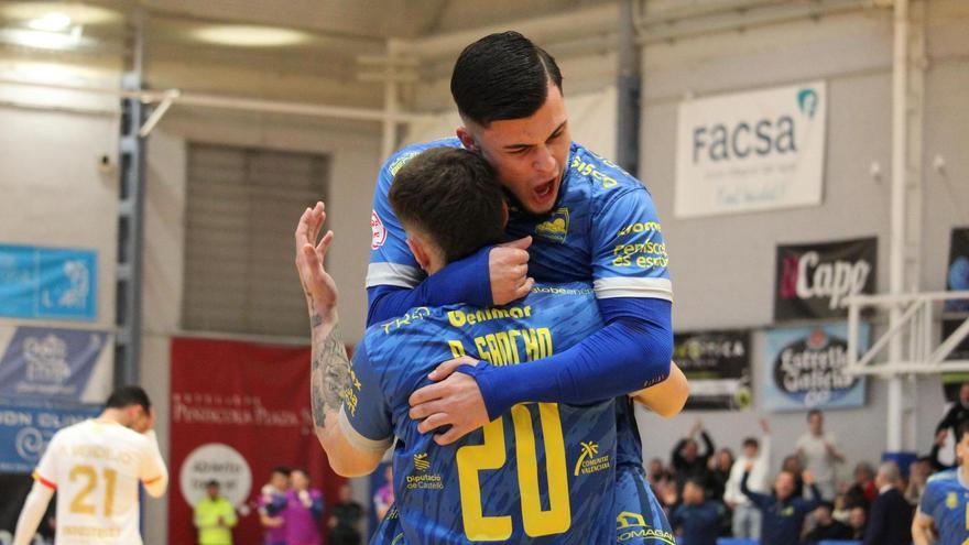 El Peñíscola celebra un gol ante Industrias,