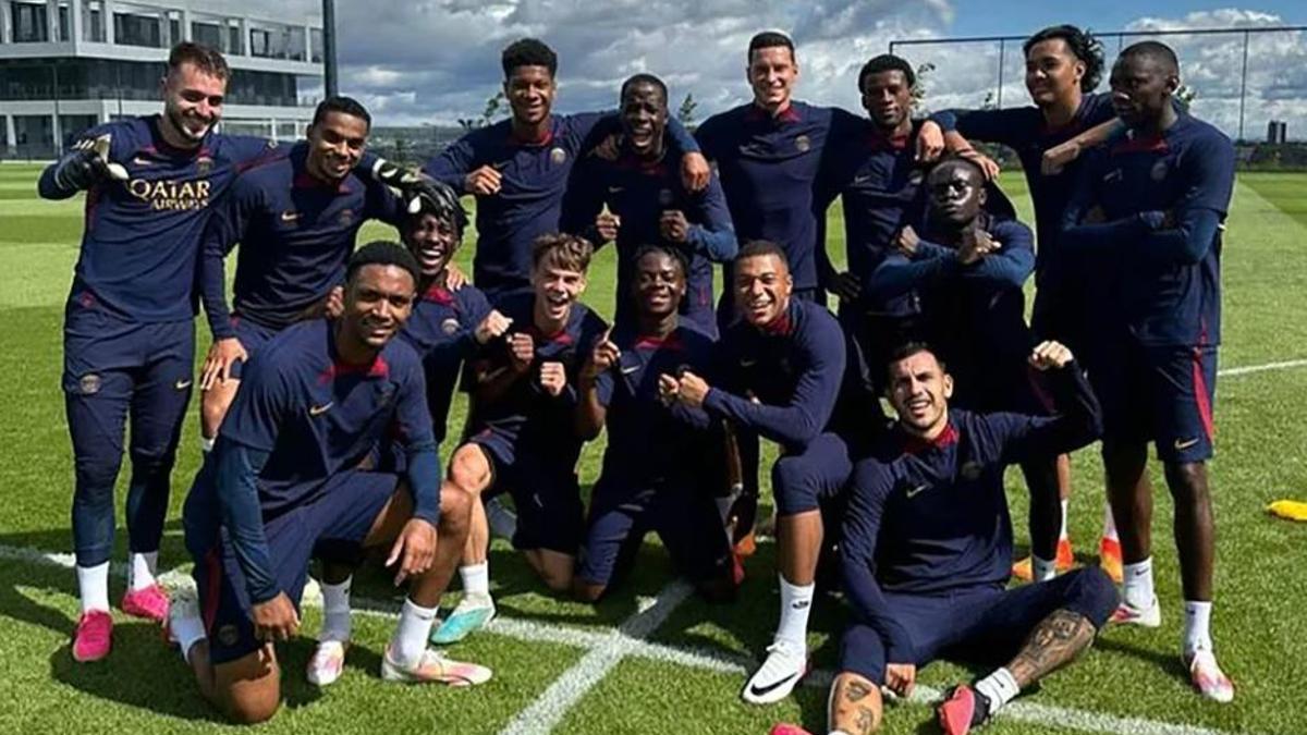 Kylian Mbappé posa con el resto de jugadores que el PSG mantiene apartados