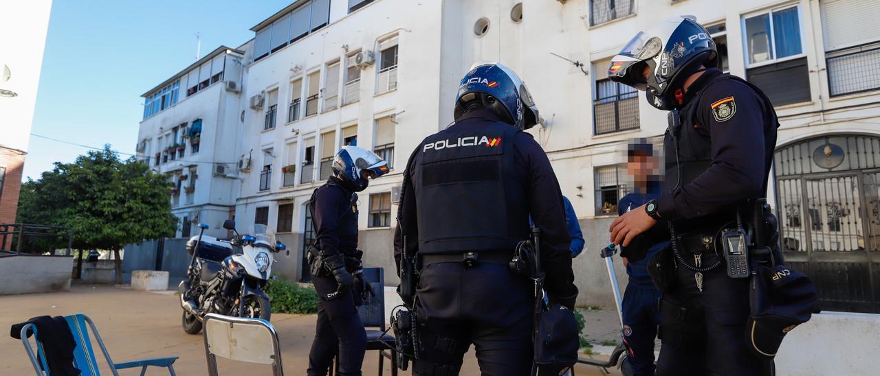 Agentes de la Policía Nacional toman declaración a jóvenes en Córdoba.