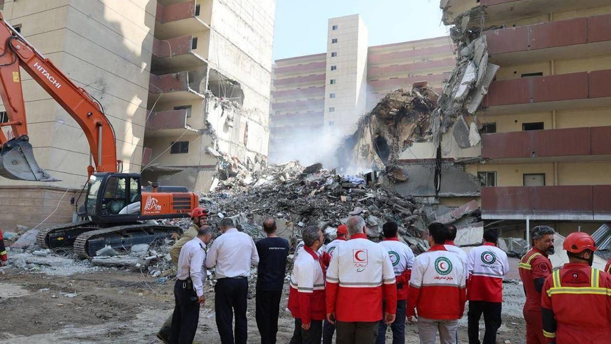 Equipos de emergencia, en un edificio de Teherán alcanzado el jueves por un ataque aéreo de Israel.