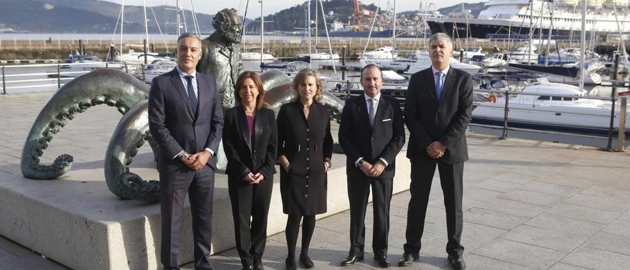 Por la izq., Guillermo Pérez Aboy, Clara Armengol, Mercedes Ayuso, Pablo Junceda y Santiago Lago, en la Estación Marítima de Vigo. // R. Grobas