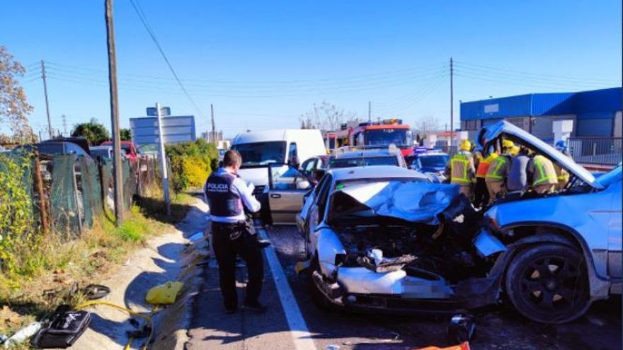 Moment de la detenció d&#039;un conductor després de fugir drogat i sense carnet d&#039;un control i xocar contra cinc vehicles