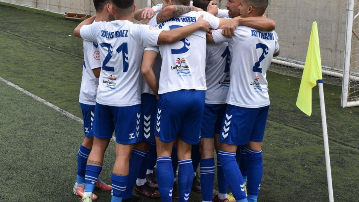 Los jugadores del ‘Támara’ celebran el gol de Dani Zizu al Santa Úrsula. | | RAMÓN REGUERO