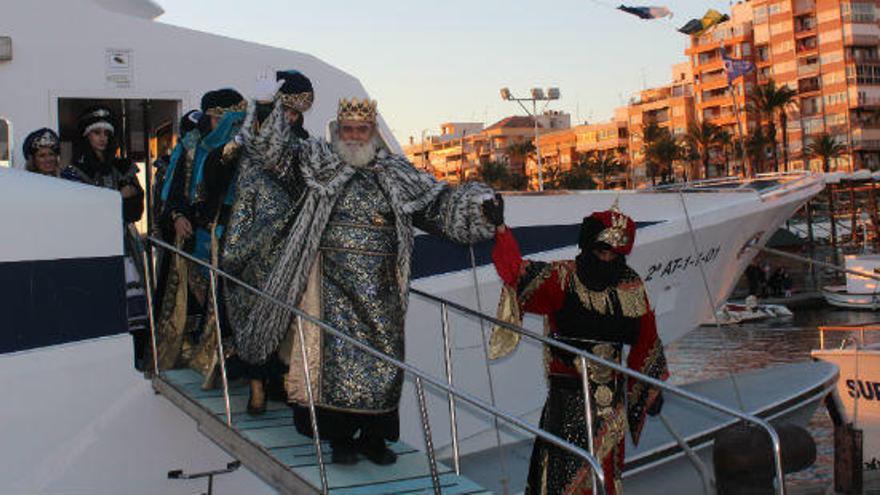 Los Reyes Magos a su llegada a  Torrevieja en barco