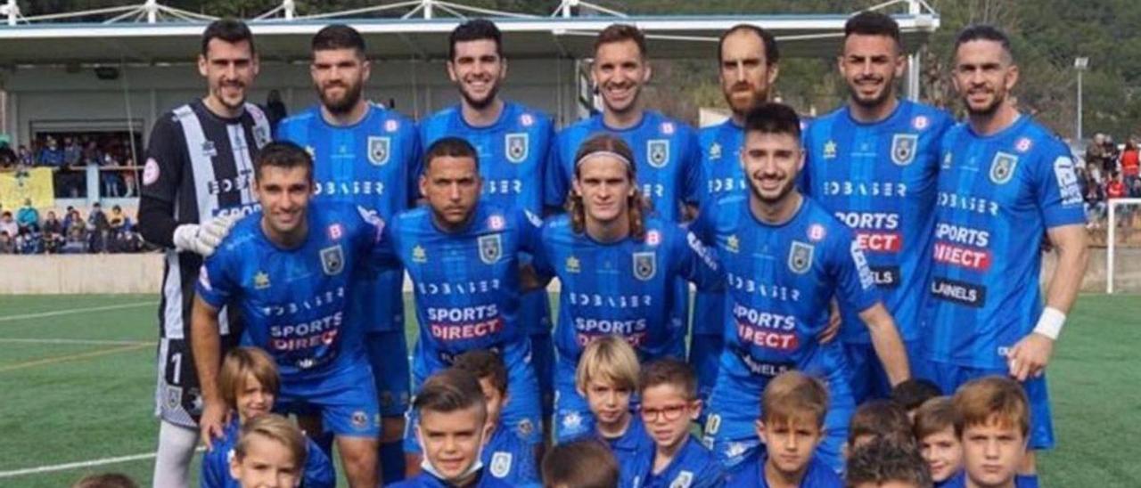 Formación titular del Andratx el pasado domingo junto al fútbol base.