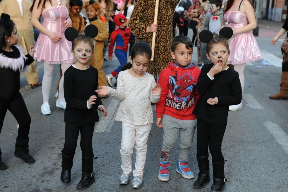 Vistabella saca su carnaval a las calles