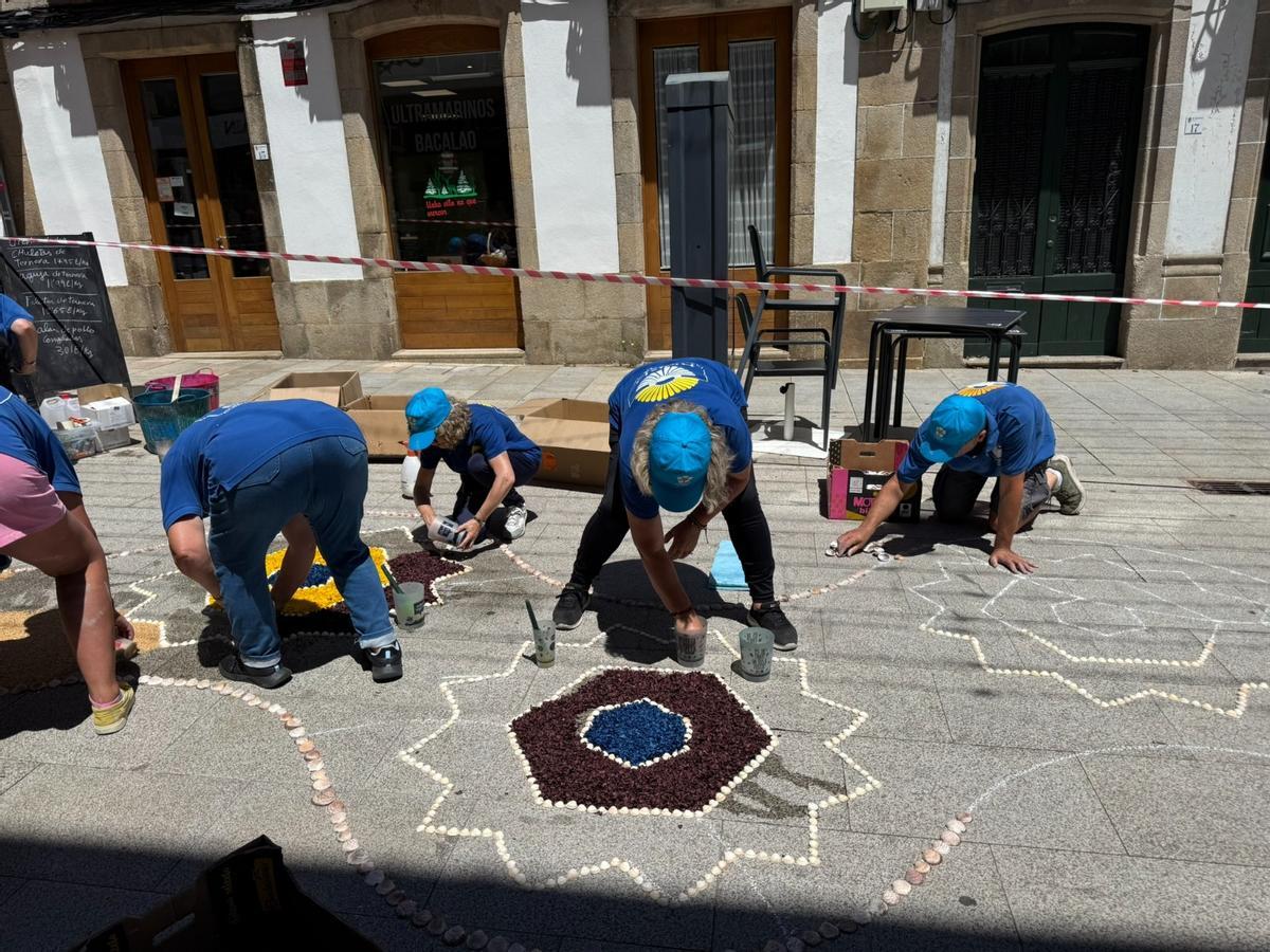 Los alfombristas de Cunchas e Flores, de Bueu, el Corpus San Paio 2026 en A Estrada