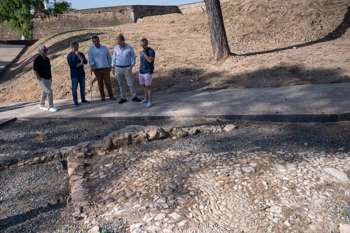 Restos del pavimento del barrio medieval de San Salvador.