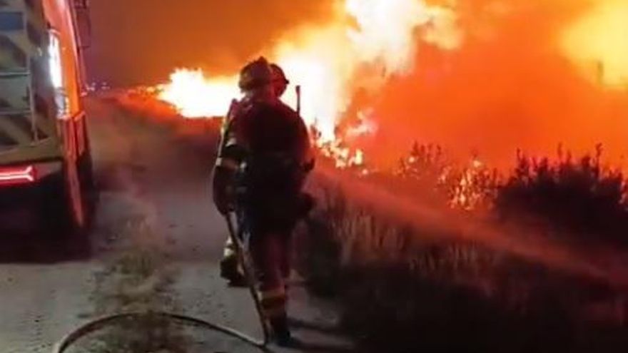 Un fuego en Chandrexa quema ya 300 hectáreas y amenaza O Invernadoiro