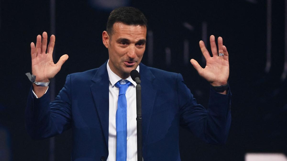 El entrenador de Argentina, Lionel Scaloni, pronuncia un discurso después de recibir el premio al Mejor Entrenador.