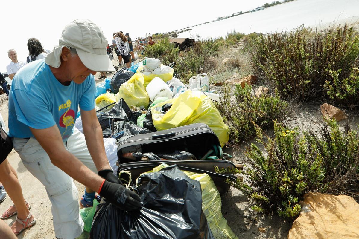 La reina Sofía recoge basura en el arenal de La Manga