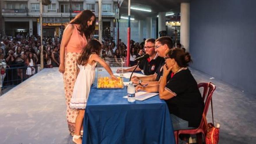 Celebración del «Sorteo de la Bolita» ayer tarde en la plaza de Séneca.