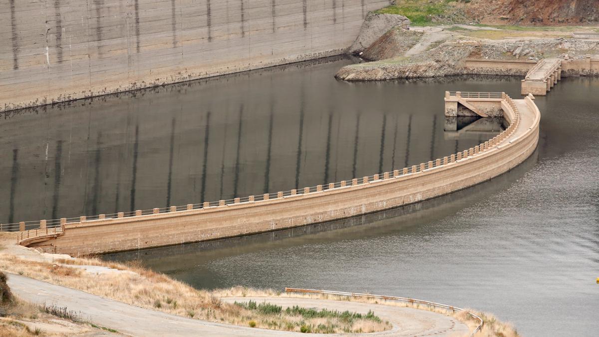 Estado que presenta actualmente el embalse de La Breña, donde ha quedado al descubierto la presa antigua.