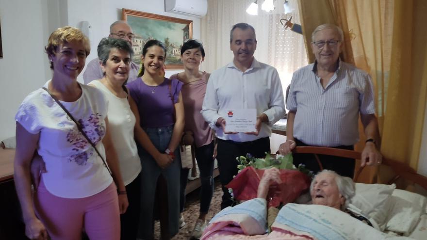 Aspe homenajea a tres vecinas centenarias con motivo del Día de las Personas Mayores