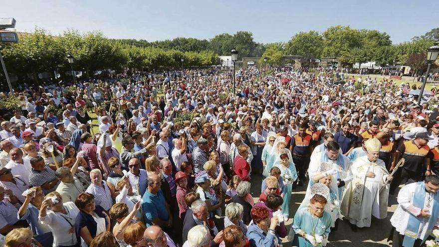 Los fieles despidieron agitando sus pañuelos a la imagen de la Virgen, justo antes de que regresase al templo. // Jesús Regal