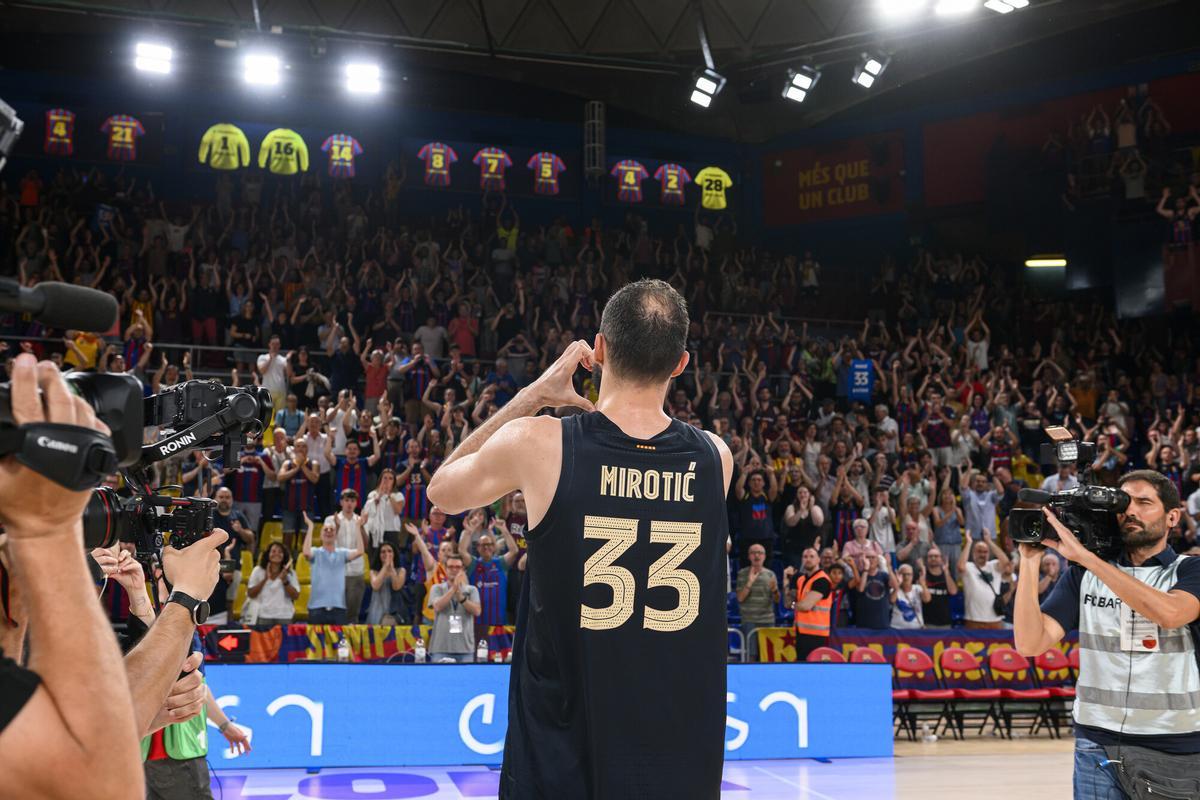 Mirotic responde a los aplausos del público del Palau tras el segundo partido de la final