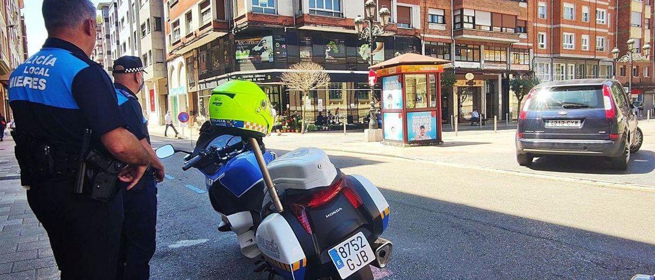 Dos agentes de la Policía Local, en Mieres