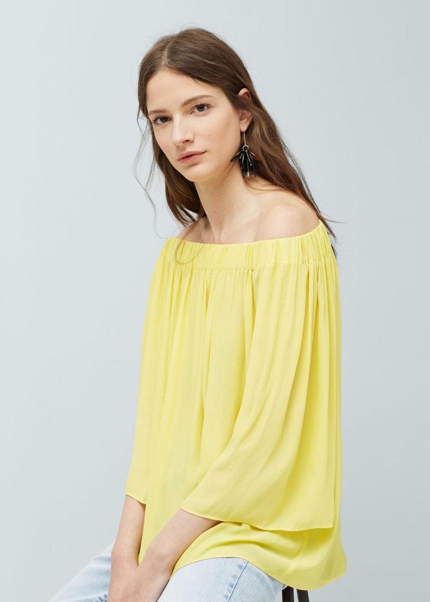Blusa con hombros descubiertos amarilla de Mango (15,99€)
