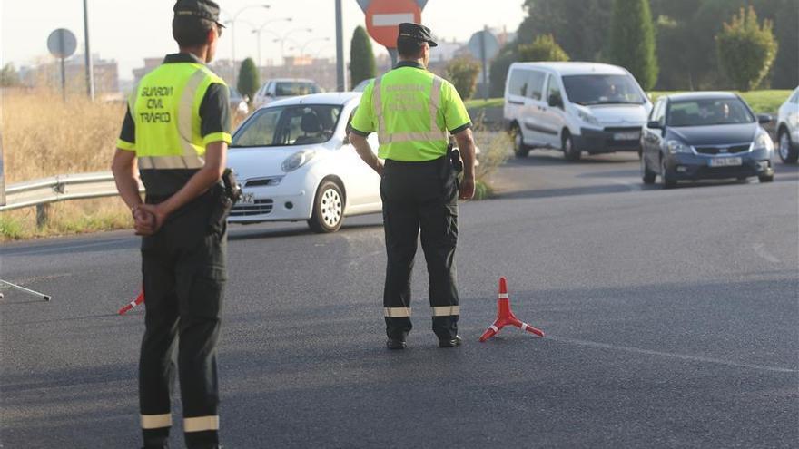 Cinco jóvenes heridos al volcar su coche en Almedinilla