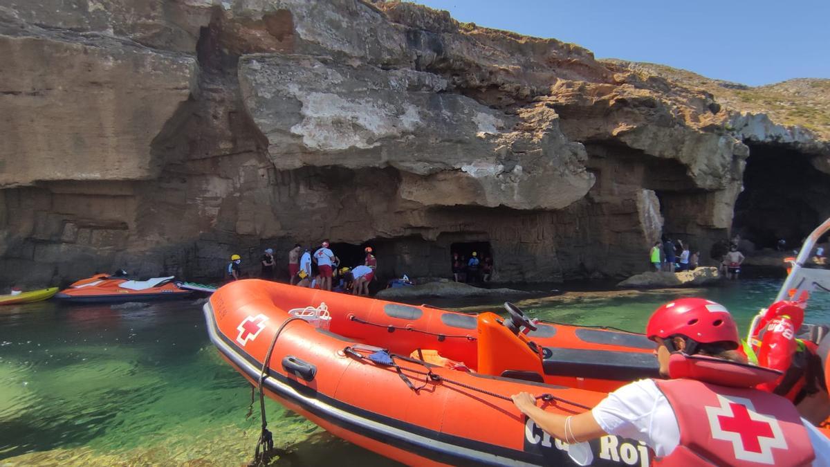 Un momento del rescate en la Cova Tallada en Dénia 