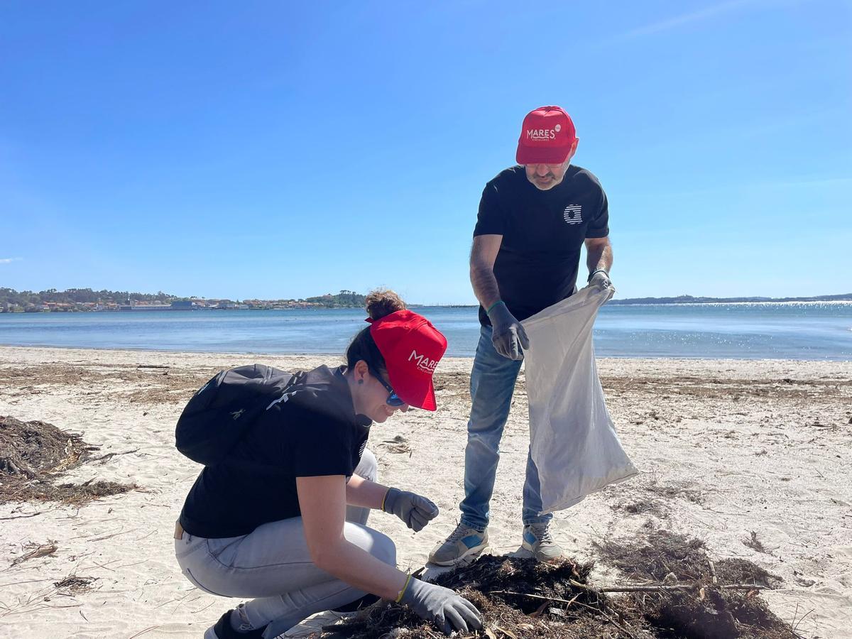 Participantes en la limpieza de la playa boirense de Barraña