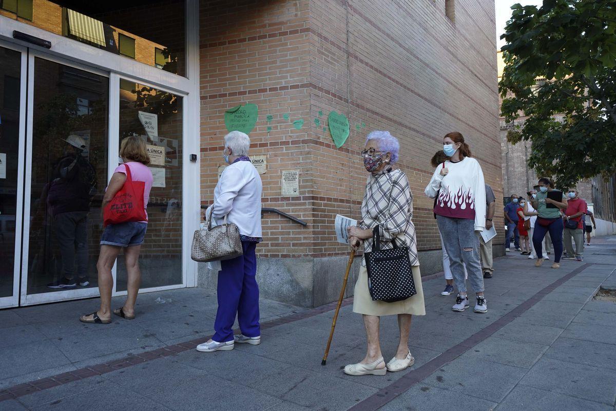 Colas a la entrada de un centro de salud de Madrid.