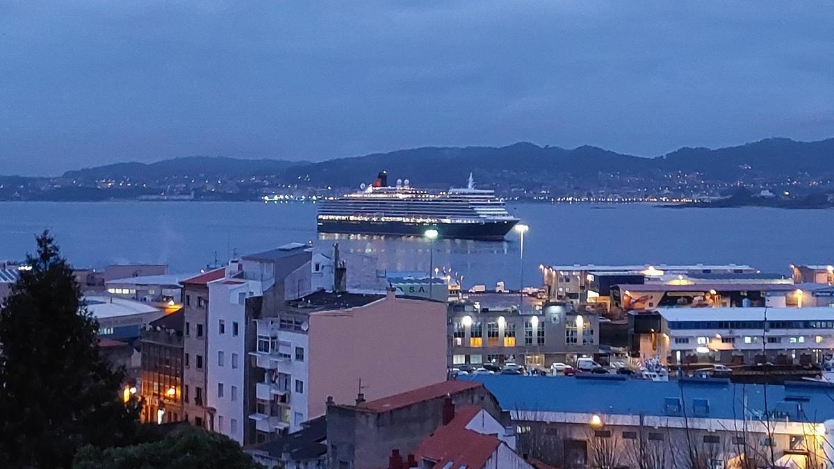 El trasatlántico &quot;Queen Elizabeth&quot;, que embarcará pasaje entre Vigo y Alaska en mayo, llegando hoy a la ciudad.