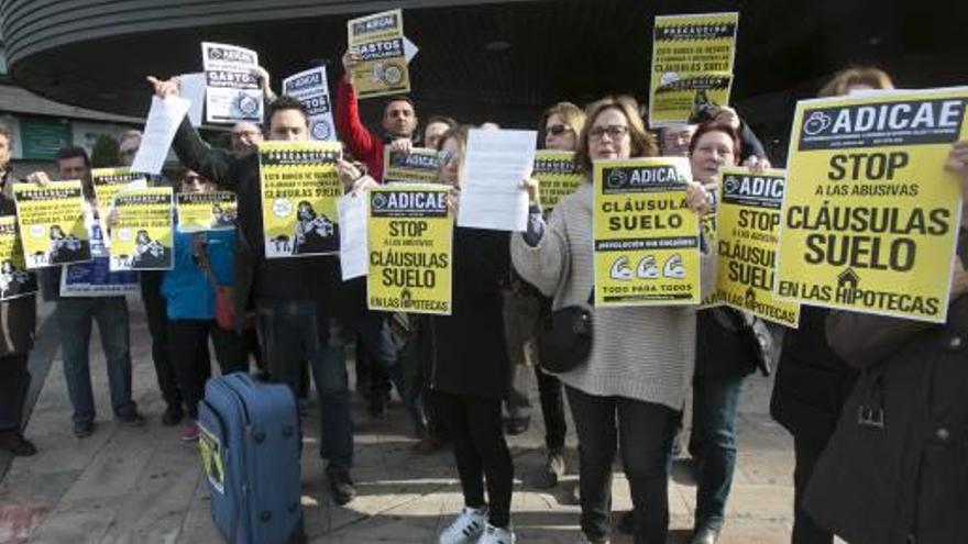 Una protesta por cláusulas abusivas, en imagen de archivo.