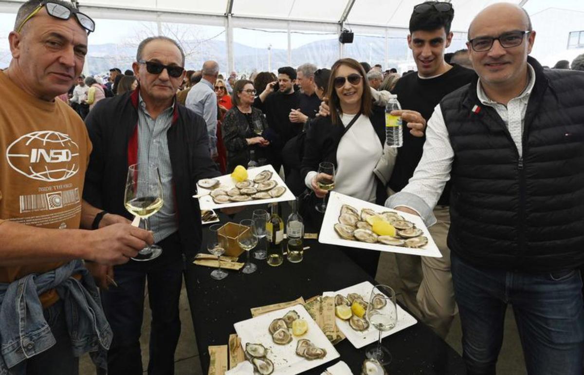 Un grupo de personas disfruta de las ostras y la empanada. |  Pablo H. Gamarra