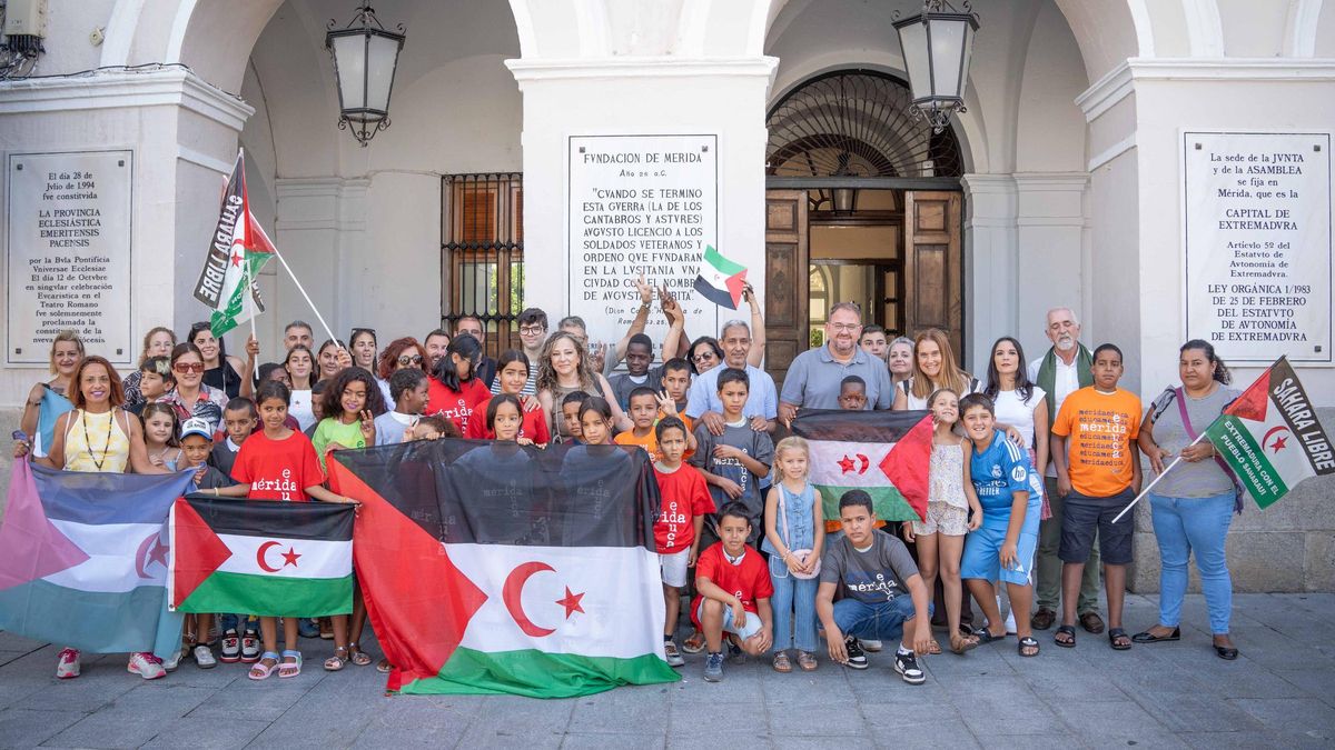 Recepción de los niños saharauis, este martes, en el Ayuntamiento de Mérida.