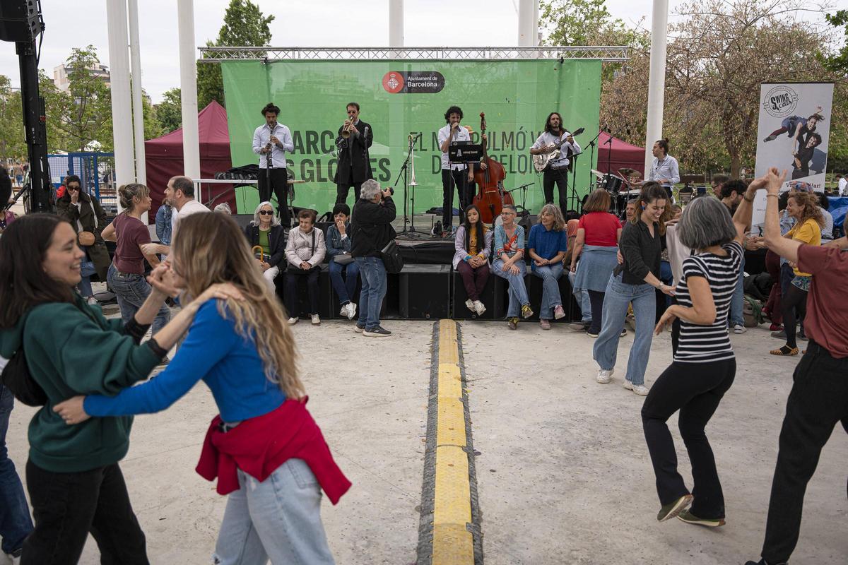 Nueva zona verde  Los vecinos abarrotan las nuevas Glòries en su inauguración a pesar de la lluvia