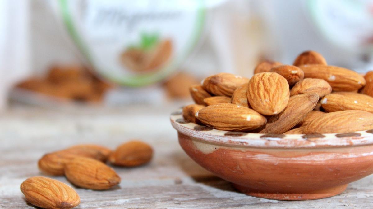 Los beneficios que consumir almendras a diario tiene para tu organismo.