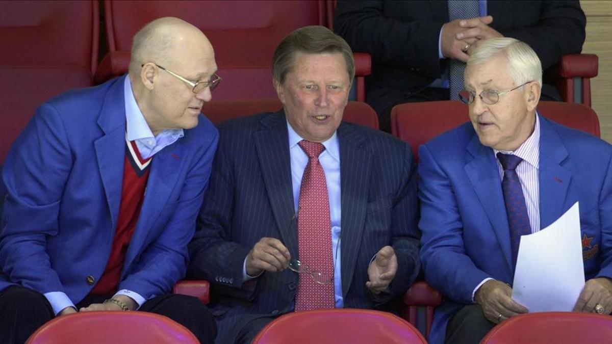 Vladimir Petrov junto a Mikhailov y Sergei Ivanov en el pabellón del CSKA