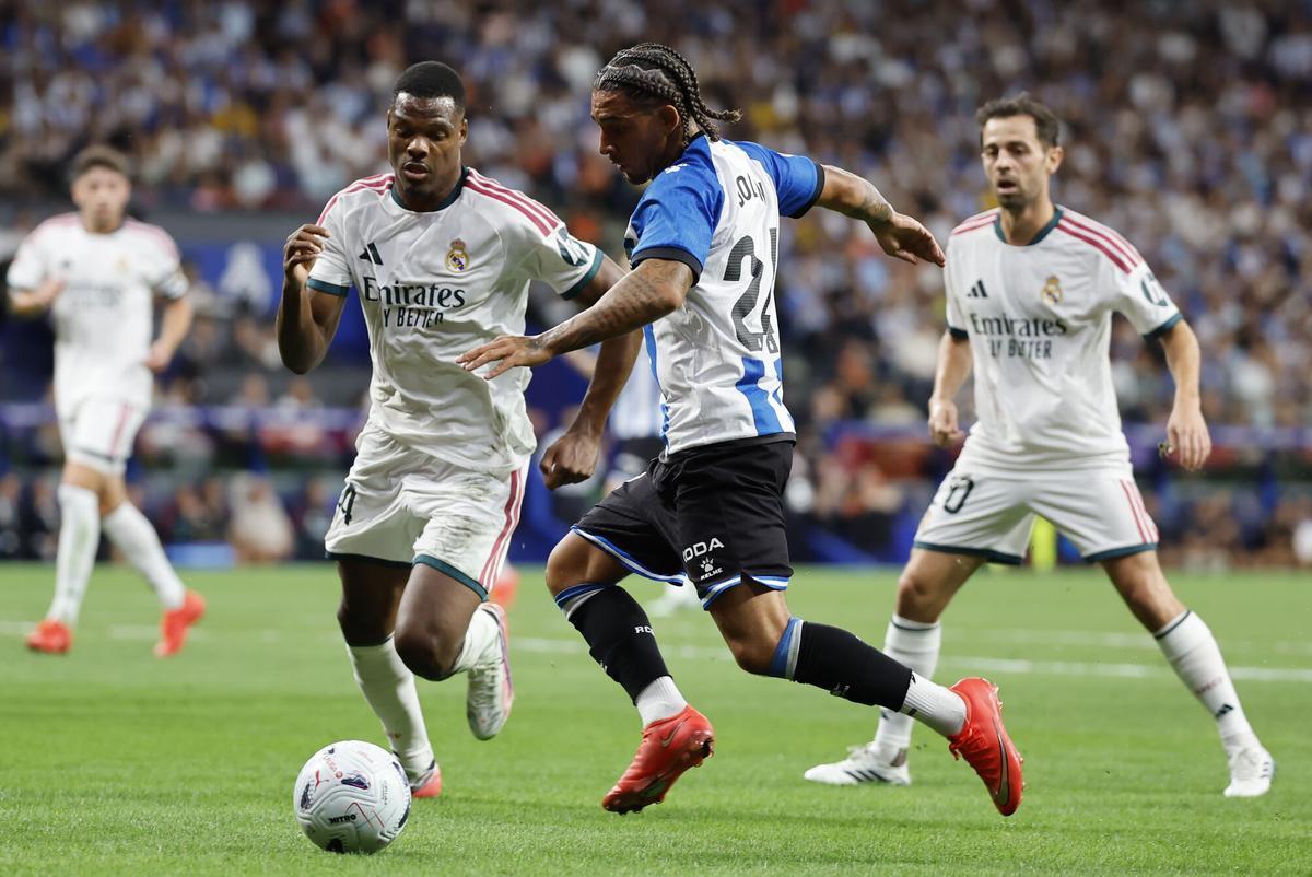 El defensa neerlandés del Real Madrid Denzel Dumfries pelea un balón con Tyrhys Dolan