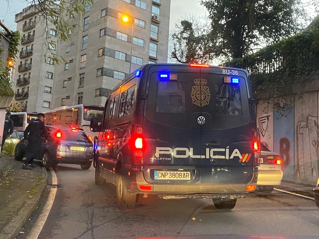 furgon policia bloqueado por el trafico en isaac peral.jpeg