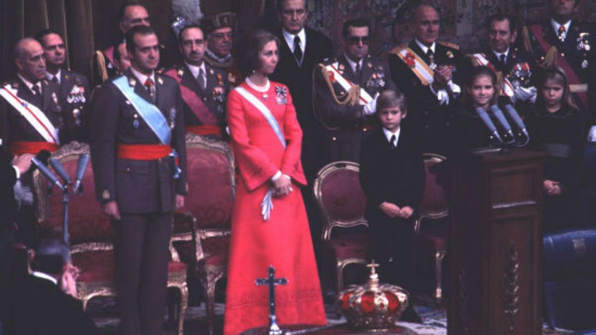 La coronación en el Congreso del rey Juan Carlos, junto a Sofía, el príncipe Felipe y las infantas Elena y Cristina, el 22 de noviembre de 1975.