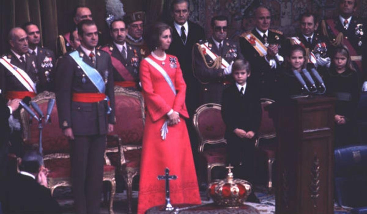 La coronació al Congrés del rei Joan Carles, al costat de Sofia, el príncep Felip i les infantes Elena i Cristina, el 22 de novembre de 1975.