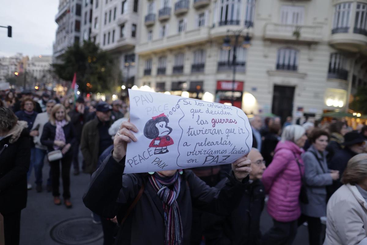 Manifestantes recorren las calles de València en la protesta del 'No a la guerra'