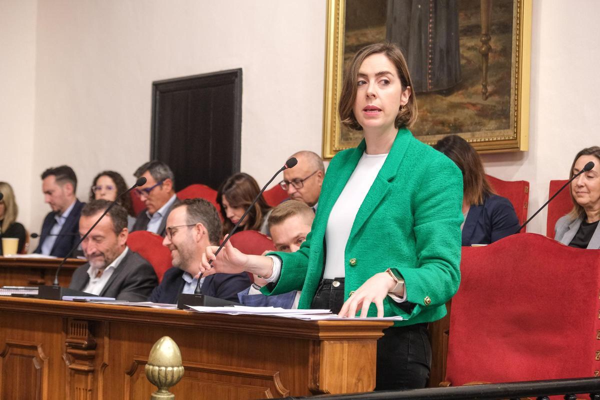 Esther Díez dureante su interevención en un Pleno