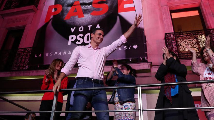 Pedro Sánchez saluda els simpatitzants reunits per celebrar la victòria del PSOE